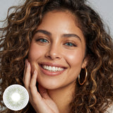 Model wearing Mesiru Firework Green-Gray Contact Lenses